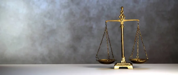 法と正義 コピースペースの背景を持つテーブルの上のスケール — ストック写真
