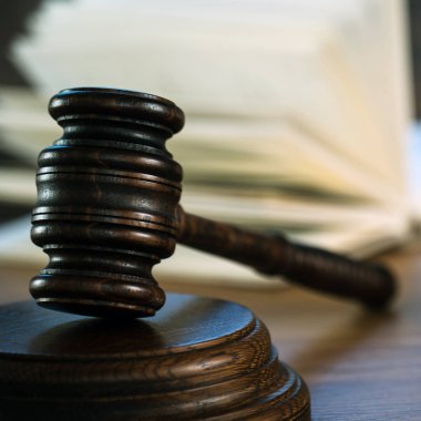 Hukuk ve Adalet, tahta masadaki çekiç yargıcı