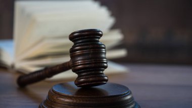 Hukuk ve Adalet, tahta masadaki çekiç yargıcı