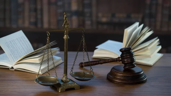 Simbol Hukum Dan Keadilan Meja Kayu Dengan Latar Belakang Buku — Stok Foto