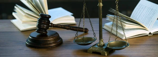 Recht Und Gerechtigkeit Symbole Auf Holztisch Mit Verschwommenem Buchhintergrund — Stockfoto