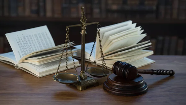 Wet Justitie Symbolen Houten Tafel Met Wazig Boeken Achtergrond — Stockfoto