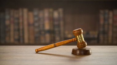 Hukuk ve Adalet, tahta masadaki çekiç yargıcı