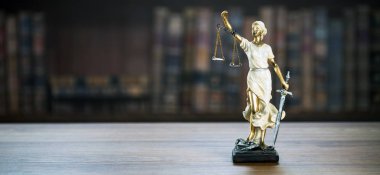 Hukuk ve Adalet, geçmişi bulanık kitaplarla dolu bir masa..