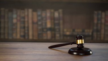 Hukuk ve Adalet, tahta masadaki çekiç yargıcı