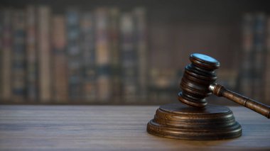 Hukuk ve Adalet, tahta masadaki çekiç yargıcı