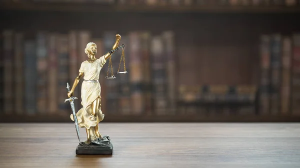 Recht Rechtvaardigheid Themis Tafel Met Wazige Boeken Achtergrond — Stockfoto