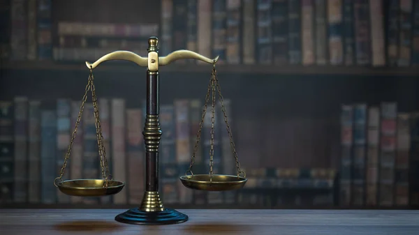 Hukuk ve Adalet, masada teraziler.