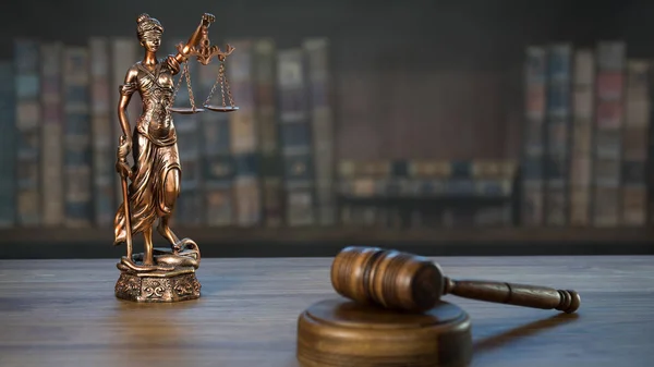 Символы Закона Справедливости Деревянном Столе Размытым Фоном Книг — стоковое фото