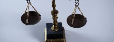 Hala ölçekli bir hayat - Masada hukuk ve adalet sembolü