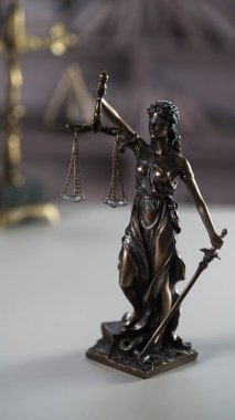 Masanın üzerinde Adalet ve Hukuk sembolü ve terazili Kör Tanrıça Themis 'in hayatı