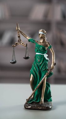 Masanın üzerinde Adalet ve Hukuk sembolü ve terazili Kör Tanrıça Themis 'in hayatı