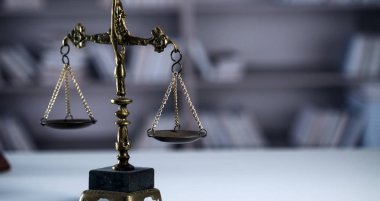 Hala ölçekli bir hayat - Masada hukuk ve adalet sembolü