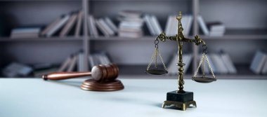 Ahşap masada, geçmişi bulanık hukuk ve adalet sembolleriyle dolu bir hayat..