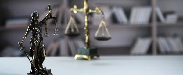 Натюрморт Слепой Богини Фемиды Весами Символ Закона Справедливости Столе — стоковое фото