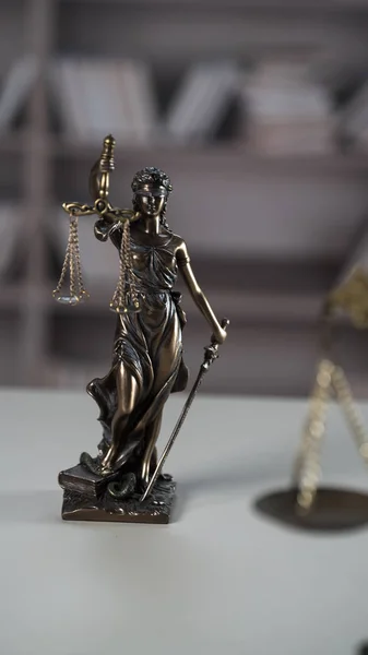 Themis Vak Istennő Csendélete Mérleggel Jog Igazság Szimbólum Asztalon — Stock Fotó