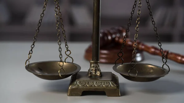 木制桌子上静谧的法律与正义的象征 背景模糊 — 图库照片