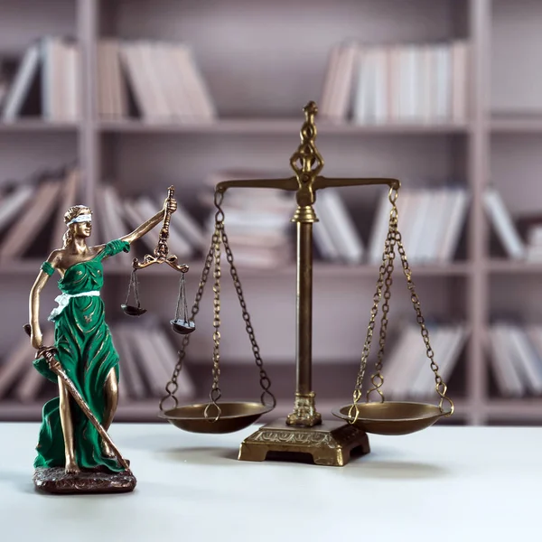 Натюрморт Слепой Богини Фемиды Весами Символ Закона Справедливости Столе — стоковое фото