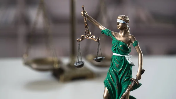 Masanın Üzerinde Adalet Hukuk Sembolü Terazili Kör Tanrıça Themis Hayatı — Stok fotoğraf