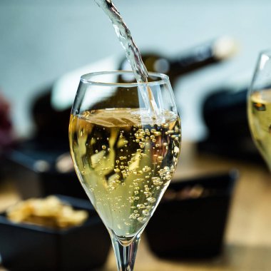 Restoranda beyaz şaraba yakın çekim