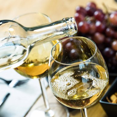 Restoranda beyaz şaraba yakın çekim