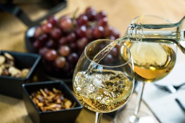 Restoranda beyaz şaraba yakın çekim