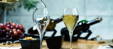 Restoranda beyaz şaraba yakın çekim