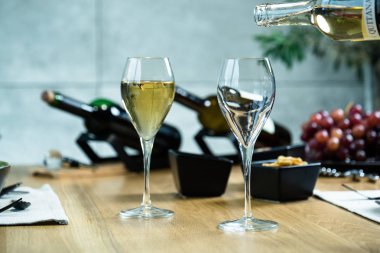 Restoranda beyaz şaraba yakın çekim