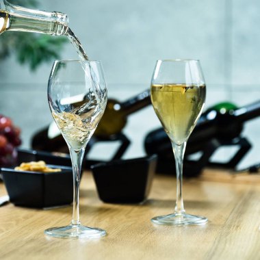 Restoranda beyaz şaraba yakın çekim