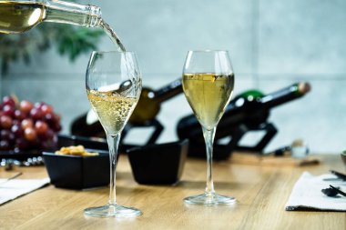 Restoranda beyaz şaraba yakın çekim