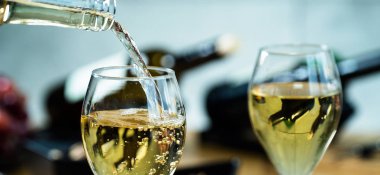 Restoranda beyaz şaraba yakın çekim