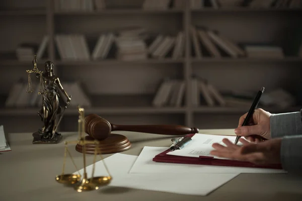 Hakim Yang Bekerja Meja Dengan Simbol Hukum Dan Keadilan — Stok Foto