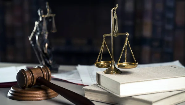木制桌子背景上的法律与正义象征的静谧生活 — 图库照片