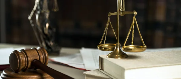 Натюрморт Символикой Закона Справедливости Деревянном Столе — стоковое фото
