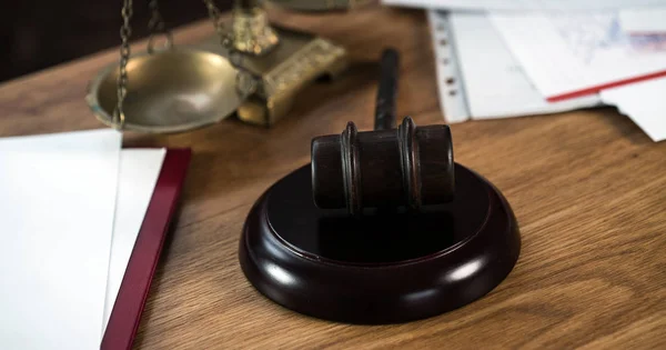 Stilleven Van Recht Rechtvaardigheid Symbolen Houten Tafel Achtergrond — Stockfoto