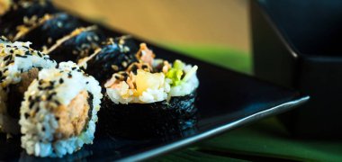 Taze Japon suşi ruloları, popüler Asya yemekleri..