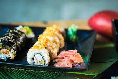 Taze Japon suşi ruloları, popüler Asya yemekleri..