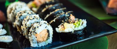 Taze Japon suşi ruloları, popüler Asya yemekleri..
