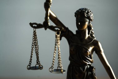 Masanın üzerinde Adalet ve Hukuk sembolü ve terazili Kör Tanrıça Themis 'in hayatı