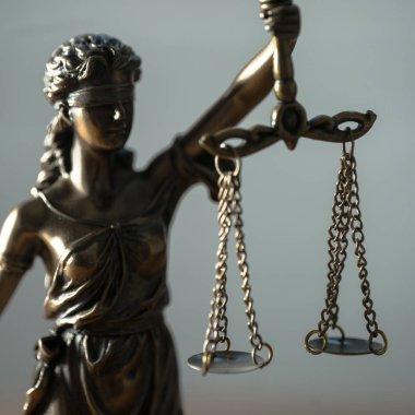 Masanın üzerinde Adalet ve Hukuk sembolü ve terazili Kör Tanrıça Themis 'in hayatı