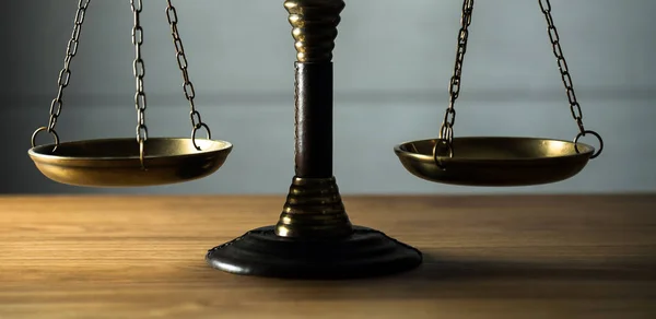 法律与正义的静谧生活 木制桌子背景的天平 — 图库照片