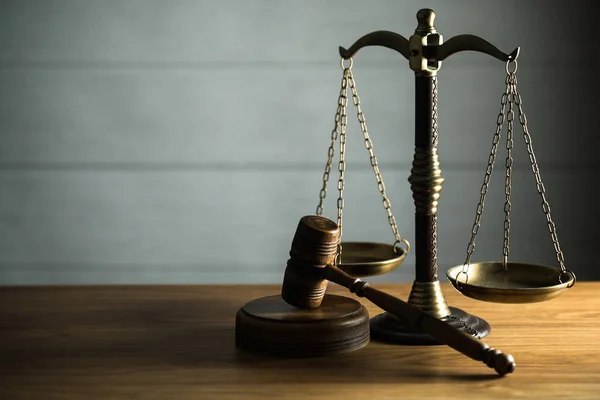 Stillleben Von Recht Und Gerechtigkeit Symbole Auf Holztischhintergrund — Stockfoto