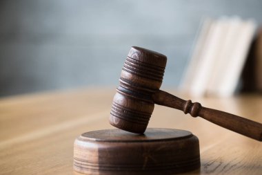 Hukuk ve adalet kavramı. Yasallık kavramı. Yargıç tokmağına yakın çekim 