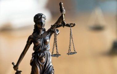 Adalet Anıtı. Kadın adalet ya da yargıçlık figürüne yakın. 