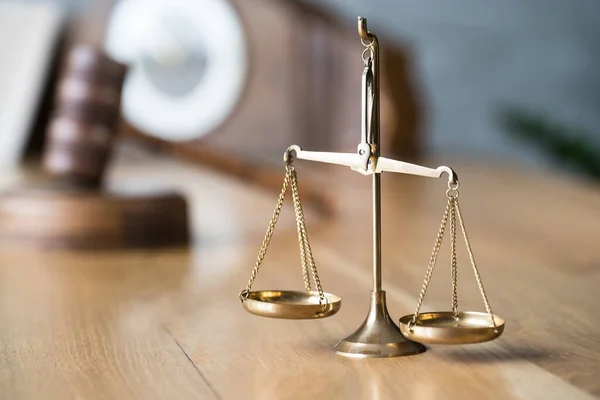 Κλείσιμο Ζυγών Ισορροπίας Ισορροπία Βάρους Έννοια Δικαίου Και Δικαιοσύνης — Φωτογραφία Αρχείου