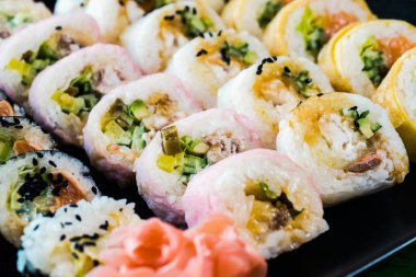 Suşi ve rulo hazırlama seti. Japon gıda konsepti