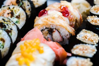 Suşi ve rulo hazırlama seti. Japon gıda konsepti