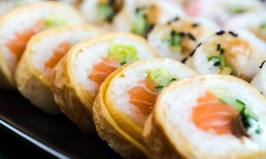 Suşi ve rulo hazırlama seti. Japon gıda konsepti