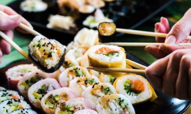 Suşi ve rulo hazırlama seti. Japon gıda konsepti