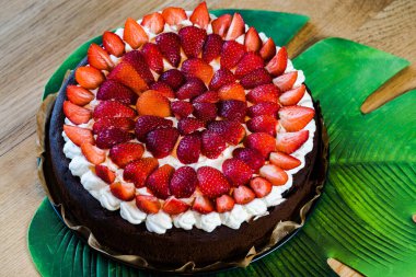 Çilekli pasta, çilekli kek taze çilekli ve ekşi kremalı.